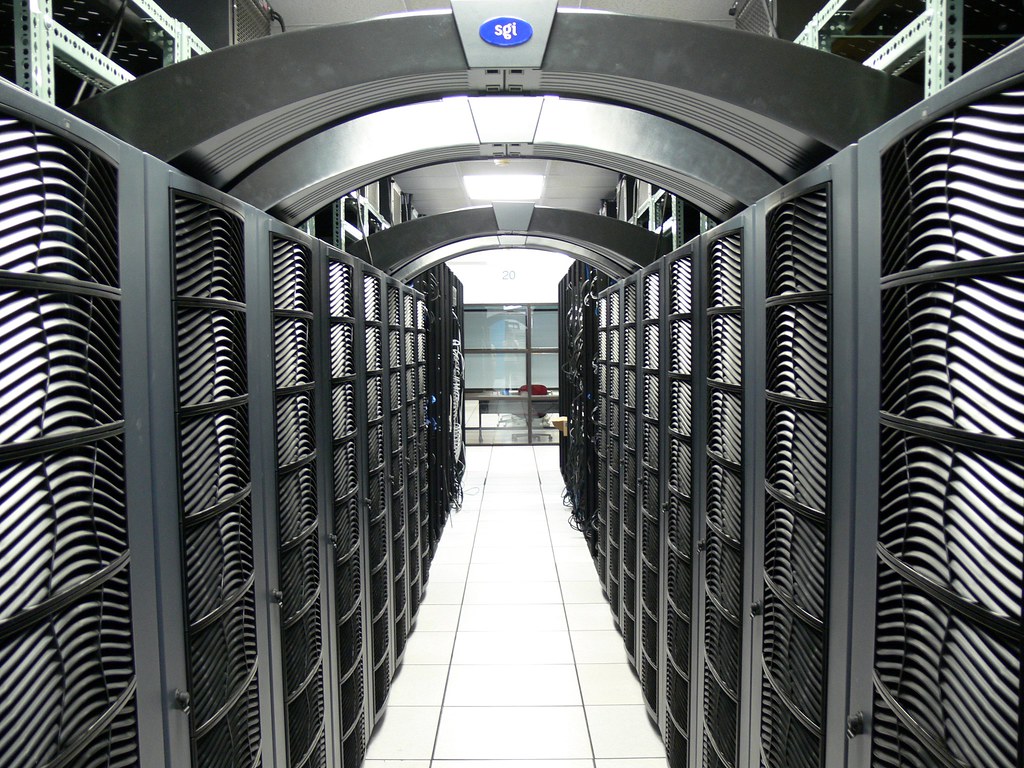 Serverraum mit Racks — hier läuft der Reverse-Proxy vor den eigentlichen Diensten