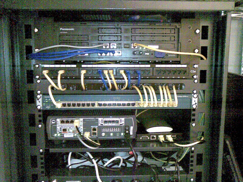 Kleines Server-/Netzwerk-Rack in einer Zweigstelle